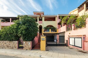Exterior - Holiday Home 'Attico Il Mandorleto' with Mountain View and Air Conditioning (VILLASIMIUS)