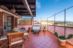 Outdoor dining - Holiday Home 'Attico Il Mandorleto' with Mountain View and Air Conditioning (VILLASIMIUS)