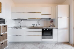 Fridge, oven, stovetop, coffee/tea maker - Holiday Home 'Attico Il Mandorleto' with Mountain View and Air Conditioning (VILLASIMIUS)