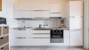 KĂŒhlschrank, Ofen, Herdplatte, Wasserkocher mit Kaffee-/Teezubehör