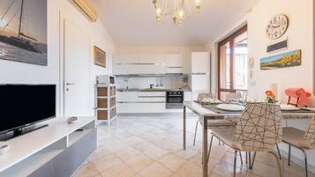 KĂŒhlschrank, Ofen, Herdplatte, Wasserkocher mit Kaffee-/Teezubehör