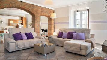 TV, fireplace, streaming services, stereo