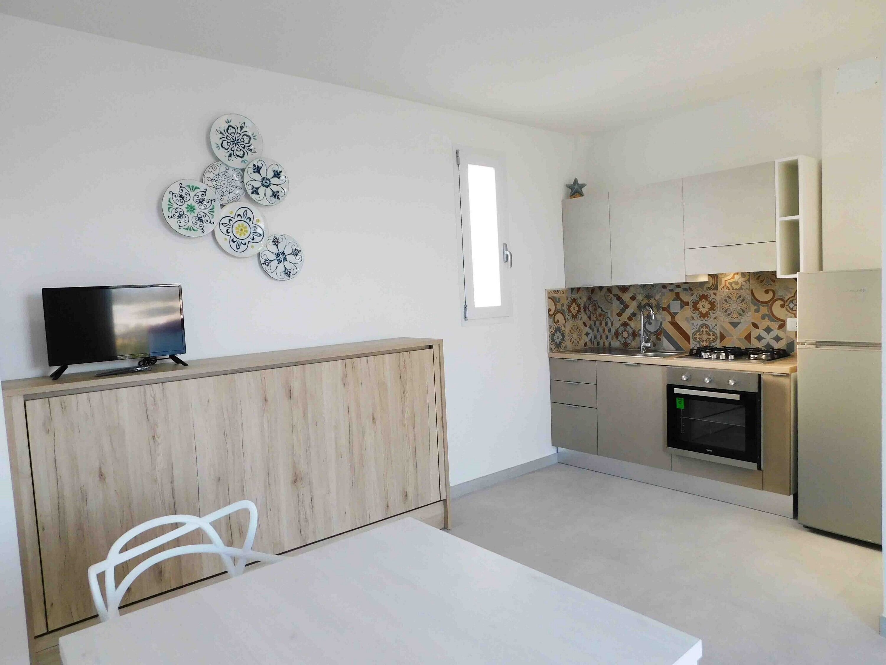 冷蔵庫、コンロ、コーヒー / ティーメーカー、調理器具と食器