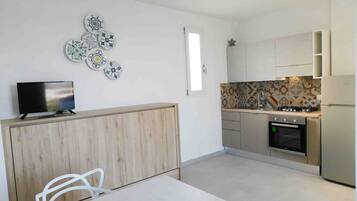 Frigorífico, placa de cocina, cafetera o tetera y utensilios de cocina