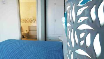 1 bedroom, bed sheets