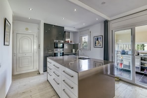 Jääkaappi, mikroaaltouuni, uuni, liesi