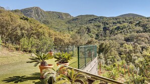 A garden with potted plants and a view of a mountainous landscape. - Holiday Home 'Quinta La Rabide' with Mountain View, Wi-Fi and Air Conditioning (Azeitão)