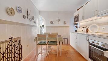 Frigorifero, microonde, forno, piano cottura