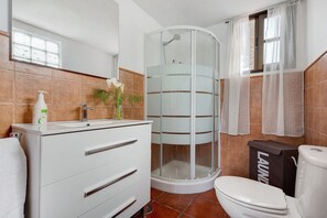 Douche, sèche-cheveux, serviettes fournies