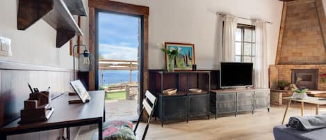 Fernseher, Kamin, Tischtennisplatte