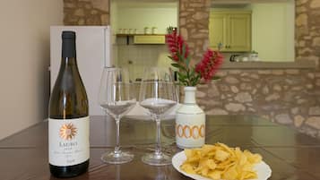 Jääkaappi, uuni, liesi, kahvin-/teenkeitin