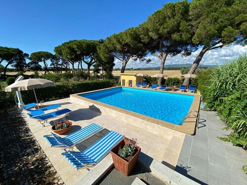 Apartment 'Podere Nuti - 4 Lauro' with Shared Pool, Garden and Wi-Fi