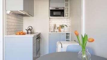 City Studio | Private kitchen | Mini-fridge, microwave, oven, stovetop