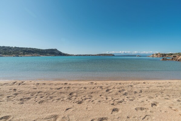 Una spiaggia nelle vicinanze
