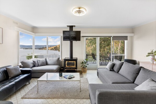 Smart TV, fireplace, DVD player, table football