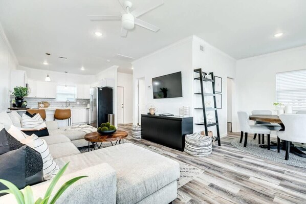 Een televisie en een kantoor