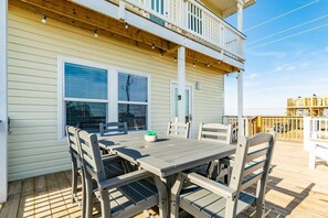 Outdoor dining - White Sands Retreat - Modern, Comfy, Down from Beach! (Surfside Beach)