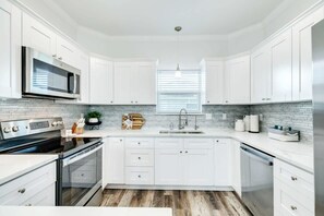 Een koelkast, een magnetron, een oven, een kookplaat