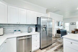 Kjøleskap, mikrobølgeovn, ovn og kokeplater