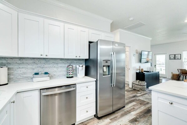 Refrigerador, microondas, horno y parrilla de estufa 