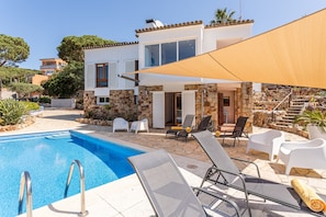 A modern house with a swimming pool, stone walls, and outdoor seating. - Villa 'Casa Escorpión' with Private Pool, Wi-Fi and Air Conditioning (Tossa de Mar)