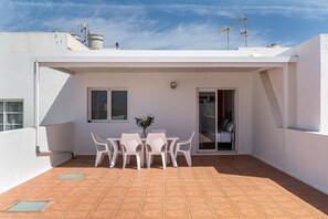 Outdoor dining - Vacation Apartment 'Ganivet Home' with Private Terrace and Wi-Fi (Arrecife)