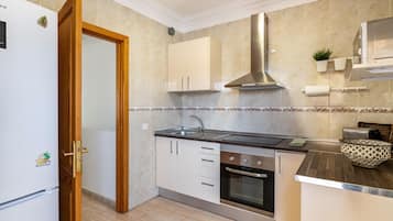 Køleskab, mikrobølgeovn, ovn, kogeplade