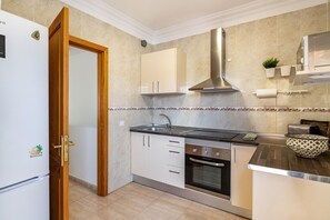 Kühlschrank, Mikrowelle, Ofen, Herdplatte