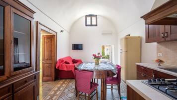 Réfrigérateur, four, plaque de cuisson, grille-pain