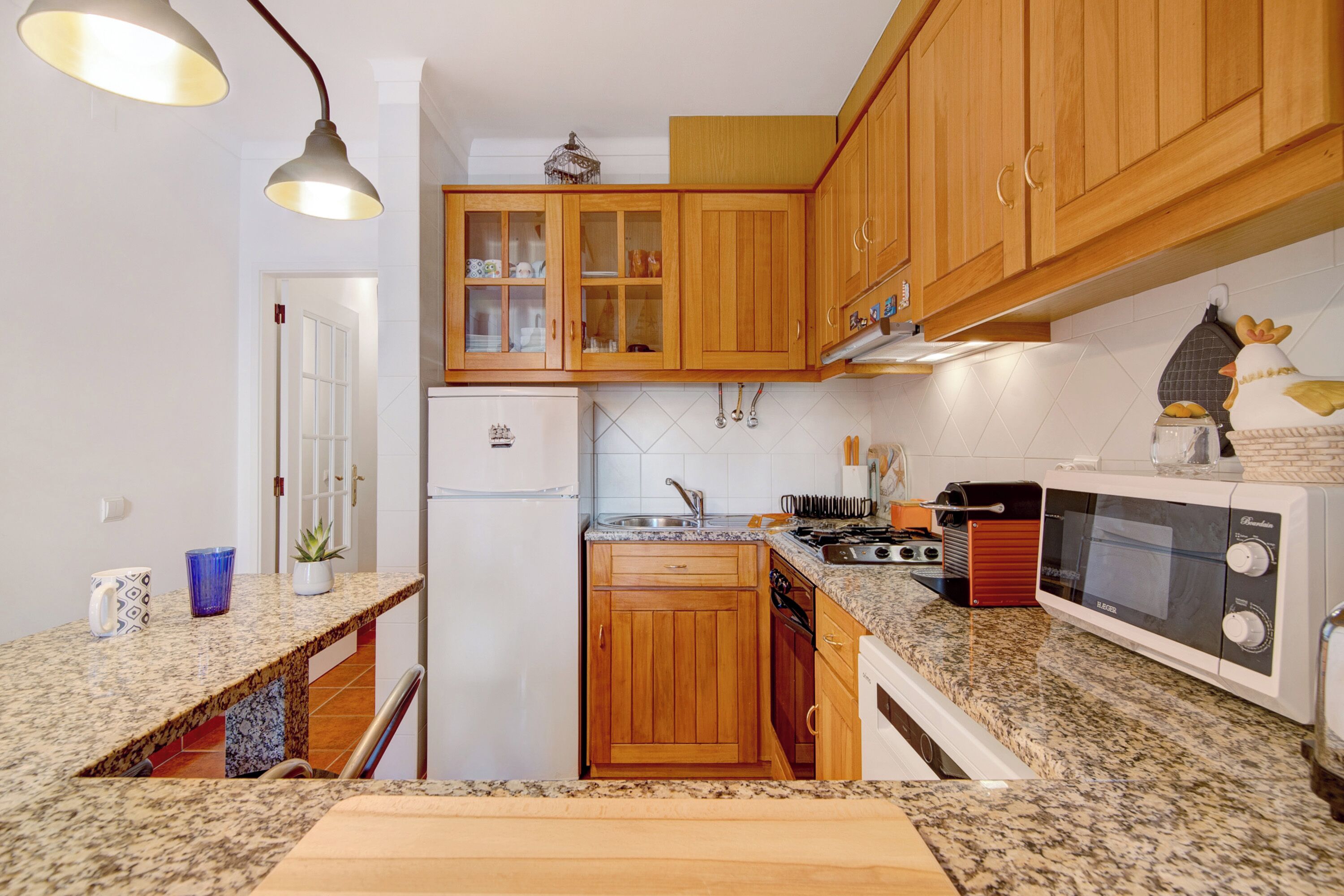 Køleskab, mikrobølgeovn, ovn, kogeplade