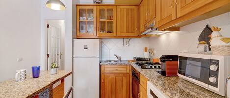 Jääkaappi, mikroaaltouuni, uuni, liesi