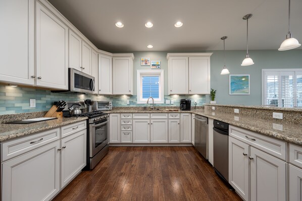 Fridge, microwave, stovetop, dishwasher