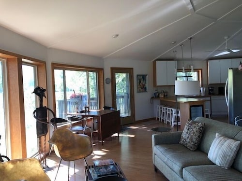 Elevated Round House on Stilts, 2 Bedrooms, 2 Baths, Sleeps 4!