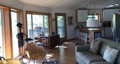 Elevated Round House on Stilts, 2 Bedrooms, 2 Baths, Sleeps 4!