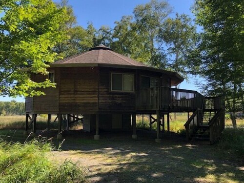 Elevated Round House on Stilts, 2 Bedrooms, 2 Baths, Sleeps 4!