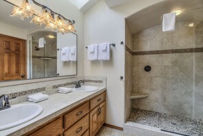 Douche, serviettes fournies, savon, papier toilette