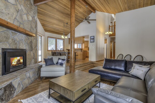 Een smart-tv, een open haard, tafelvoetbal en een tafeltennistafel