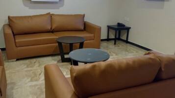 Phòng Suite Royal | Khu phòng khách | TV plasma 10-inch có truyền hình vệ tinh, TV