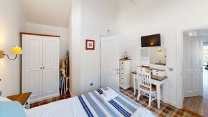 2 slaapkamers, een strijkplank/strijkijzer, reisbedje, gratis wifi