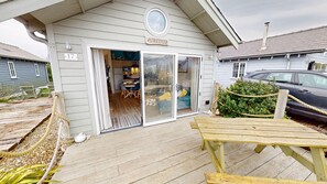 Outdoor dining - Salty Dog -  a beach house that sleeps 4 guests  in 2 bedrooms (Filey)