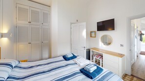 2 bedrooms, iron/ironing board, free WiFi, bed sheets - Salty Dog -  a beach house that sleeps 4 guests  in 2 bedrooms (Filey)
