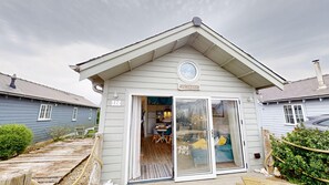 Outdoor dining - Salty Dog -  a beach house that sleeps 4 guests  in 2 bedrooms (Filey)