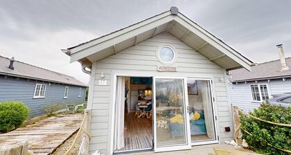 Salty Dog - a beach house that sleeps 4 guests in 2 bedrooms