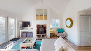 Smart TV, fireplace, DVD player, books - Skylark -  a beach house that sleeps 5 guests  in 2 bedrooms (Filey)