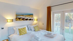 2 bedrooms, iron/ironing board, free WiFi, bed sheets - Skylark -  a beach house that sleeps 5 guests  in 2 bedrooms (Filey)