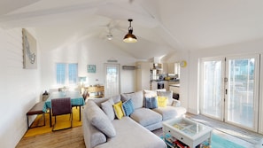 Smart TV, chimenea, reproductor de DVD y libros