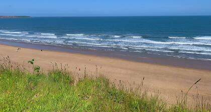 Skylark - a beach house that sleeps 5 guests in 2 bedrooms