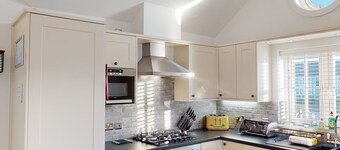 Skylark - a beach house that sleeps 5 guests in 2 bedrooms