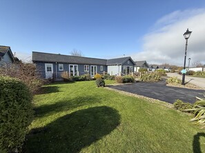 Exterior - Luna Azul -  a beach house that sleeps 8 guests  in 3 bedrooms (Filey)