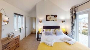 3 bedrooms, iron/ironing board, free WiFi, bed sheets